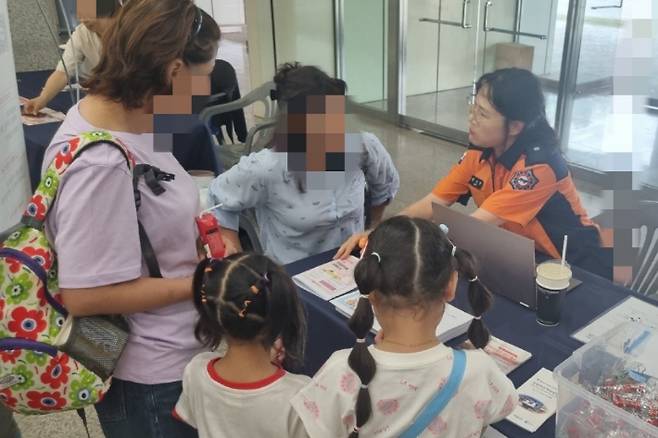 강원특별자치도소방본부는 춘천 호반체육관에서 열린 '제18회 세계인의 날' 행사에서 도내 다문화 가족 약 700명을 대상으로 119구급서비스 홍보 부스를 운영했다고 20일 밝혔다. 강원소방본부 제공