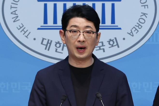 국무총리 인사청문특위 위원인 국민의힘 주진우 의원이 18일 서울 여의도 국회 소통관에서 김민석 후보자의 재산 의혹과 관련, 자금 출처를 밝힌 자료 제출을 요구하고 있다.연합뉴스