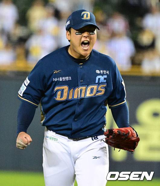 [OSEN=잠실, 지형준 기자] 19일 오후 서울 잠실구장에서 ‘2025 신한 SOL Bank KBO리그’ LG 트윈스와 NC 다이노스의 경기가 열렸다. LG는 최채흥, NC는 신민혁을 선발로 내세웠다. 7회말 2사 1루에서 NC 신민혁이 LG 박동원을 유격수 땅볼로 처리하며 기뻐하고 있다. 2025.06.19 /jpnews@osen.co.kr