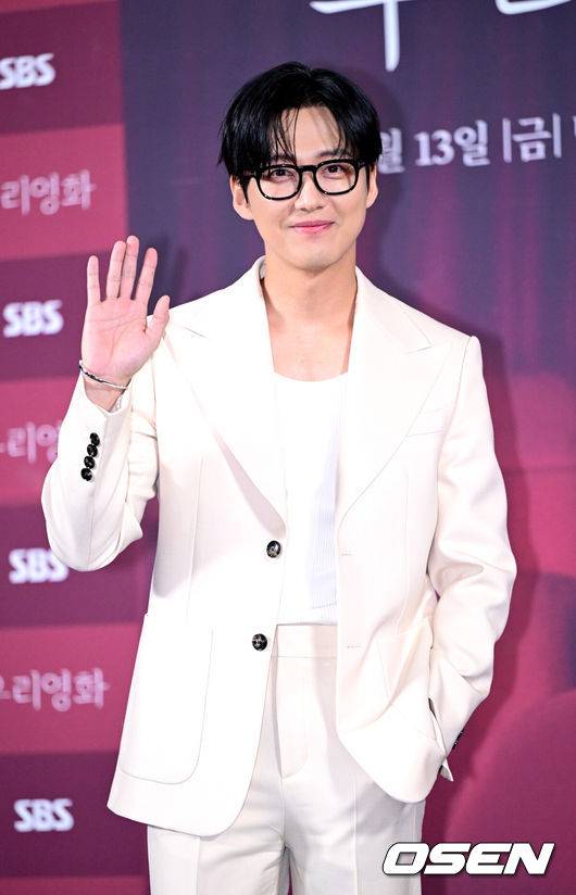 [OSEN=최규한 기자] 10일 오후 서울 용산 CGV에서 SBS 새 금토드라마 ‘우리영화’ 제작발표회가 열렸다.드라마 ‘우리영화’는 다음이 없는 영화감독 이제하(남궁민 분)와 오늘이 마지막인 배우 이다음(전여빈 분)의 내일로 미룰 수 없는 사랑 이야기를 그린다.배우 남궁민이 포토타임을 하고 있다. 2026.06.10 / dreamer@osen.co.kr