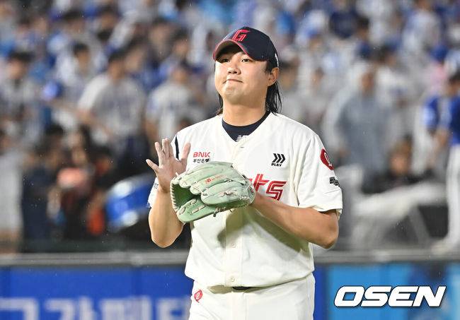 [OSEN=부산, 이석우 기자] 20일 부산 사직야구장에서 2025 신한 SOL 뱅크 KBO 리그 롯데 자이언츠와 삼성 라이온즈의 경기가 열렸다. 홈팀 롯데는 감보아가, 방문팀 삼성은 김대호가 선발 출전했다.롯데 자이언츠 정철원이 8회초 2사 삼성 라이온즈 강민호를 유격수 땅볼로 잡고 기뻐하고 있다. 2025.06.20 / foto0307@osen.co.kr