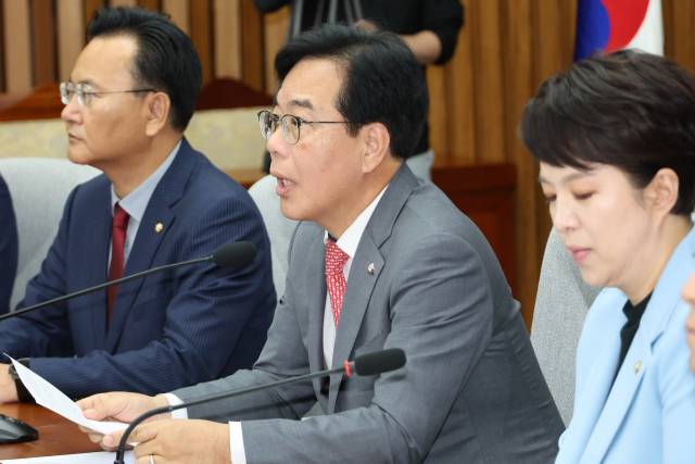 ▲국민의힘 송언석 원내대표가 20일 서울 여의도 국회에서 열린 원내대책회의에서 발언하고 있다. 왼쪽부터 유상범 원내운영수석부대표, 송 원내대표, 김은혜 원내정책수석부대표. ⓒ연합뉴스