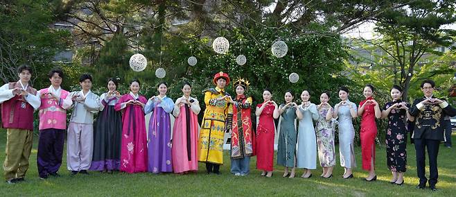 지난달 호남대 교내에서 열린 ‘글로벌 깐부’ 프로그램에 참가한 유학생들이 자국의 전통 의상을 입고 전통 복식을 뽐내고 있다. 호남대 제공