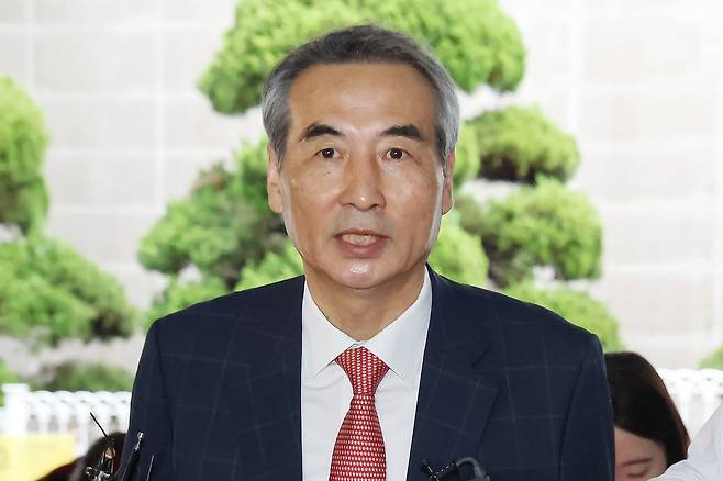 윤석열 전 대통령 부인 김건희 여사 관련 의혹을 수사하는 민중기 특별검사가 20일 오전 서울 서초구 사무실로 출근하고 있다. 뉴스1