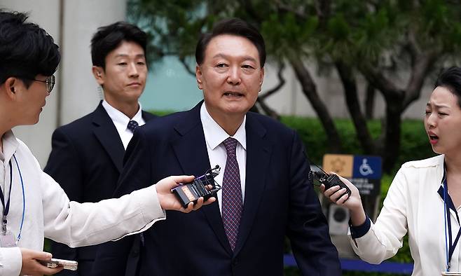 윤석열 전 대통령이 16일 서울 서초구 서울중앙지방법원에서 열린 내란 우두머리 혐의·직권남용 권리행사 방해 혐의 사건 7차 공판을 마치고 취재진의 질문을 받으며 법원을 나서고 있다. 연합뉴스