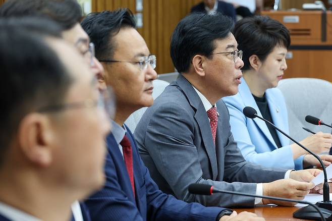 국민의힘 송언석 원내대표가 20일 오전 서울 여의도 국회에서 열린 원내대책회의에 참석해 모두 발언하고 있다. 뉴스1
