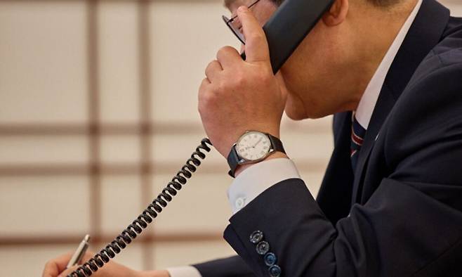 이재명 대통령이 지난 9일 서울 용산 대통령실에서 이시바 시게루 일본 총리와 전화 통화를 하고 있다. 대통령실 제공