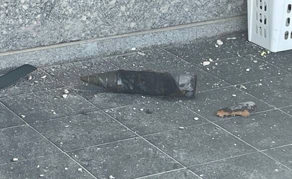 19일(현지시간) 이스라엘군 국내전선사령부는 이날 오전 이란이 이스라엘 중부 지역으로 발사한 탄도미사일 20발 가운데 최소 1발에 집속탄을 탑재했다고 밝혔다. 사진은 이날 떨어진 집속탄 탄약. 2025.6.19 더타임스오브이스라엘