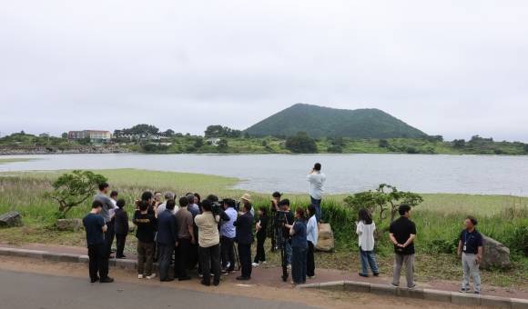 제주 제2공항 환경영향평가협의회 현장방문 - 19일 제주시 구좌읍 하도철새도래지에서 제2공항 건설사업 환경영향평가협의회 위원들이 현장을 살펴보며 의견을 나누고 있다. 연합뉴스