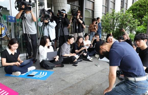 지난해 서울 강남역 의대생 살인 사건 피해자의 아버지가 20일 서울 서초경찰서에서 사체손괴 혐의로 가해자 최모씨를 고소한 뒤 기자회견을 하고 있다. 2025.6.20 연합뉴스