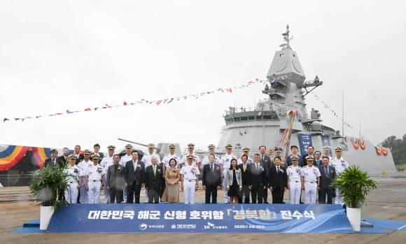 양용모(사진 앞줄 왼쪽 일곱 번째) 해군참모총장, 이승철(여덟 번째) SK오션플랜트 대표이사를 비롯한 관계자들이 20일 경남 고성군 SK오션플랜트에서 열린 경북함 진수식에서 기념사진을 찍고 있다. 2025.6.20 해군 제공