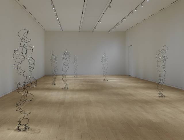 강원도 원주시 뮤지엄산의 청조갤러리 3개관에서는 안토니 곰리의 대규모 개인전이 열리고 있다. 전시장에 스틸로 인체 형상을 표현한 곰리의 조각 연작 ‘리미널 필드’가 보인다. 자료 제공=뮤지엄산