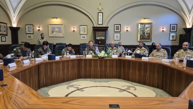 19일(현지 시간) 사우디아라비아 리야드에서 개최된 제 3차 한-사우디 군사협력위원회에서 참석자들이 의제에 대해 논의하고 있다. 사진 제공=합참