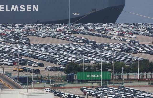 경기도 평택항에 수출용 자동차가 세워져 있는 모습. 연합뉴스