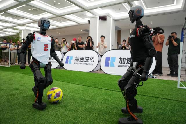 휴머노이드 로봇들이 17일 중국 베이징의 경제기술개발구에서 축구를 하고 있다. 신화연합