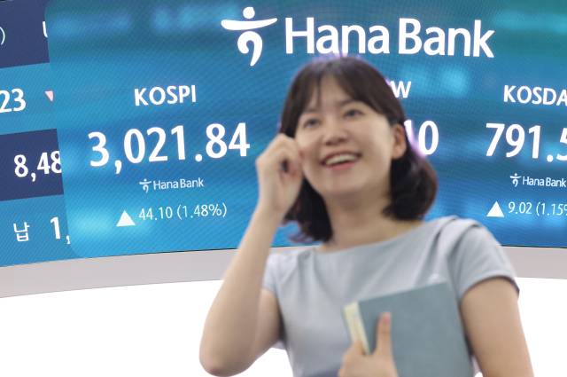 20일 서울 중구 하나은행 딜링룸에서 한 딜러가 활짝 웃고 있다. 이날 코스피는 전장보다 44.10포인트(1.48%) 오른 3021.84에 장을 마쳐 3년 6개월 만에 3000 시대를 열었다.