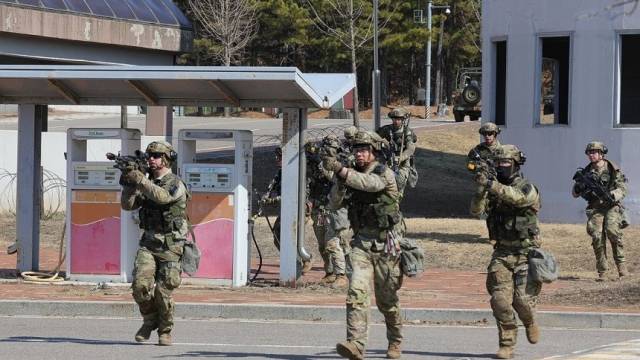 3월 19일 경기도 파주시에서 실시된 한미 연합 연습 ‘자유의 방패(FS·Freedom Shield)’ 도시 지역 작전 훈련에서 주한미군 장병들이 목표물을 향해 돌격하고 있다. 연합뉴스