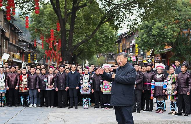 3월17일 시진핑 중국 주석이 구이저우성 소수민족 마을을 찾아 이야기를 나누고 있다. ⓒXinhua