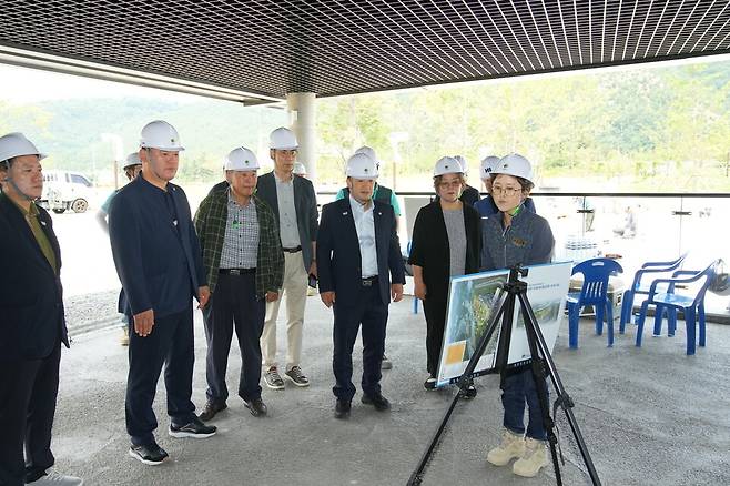  19일 경주시의회 문화관광위원들이 경주HICO를 찾아 APEC 준비 현황을 점검하고 있다. ⓒ경주시의회