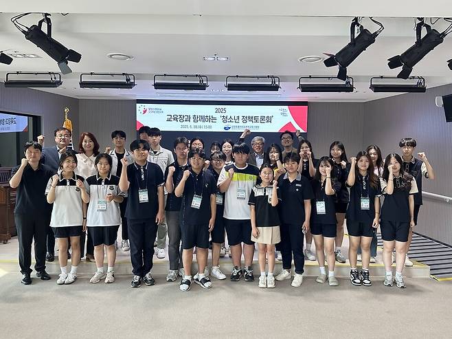  지난 18일 '2025 교육장과 함께하는 청소년 정책토론회' 참석자들이 기념 사진을 찍고 있다. ⓒ 강원특별자치도교육청 제공