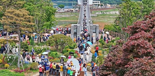 '한국판 블레드'로 불리는 전북 임실 옥정호(玉井湖) 출렁다리에 몰린 인파 ⓒ임실군