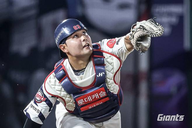 롯데 신인 포수 박재엽이 18일 사직구장에서 열린 한화와 홈경기 도중 머리 위로 높이 떠오른 타구를 쫓아가고 있다. 사진제공｜롯데 자이언츠