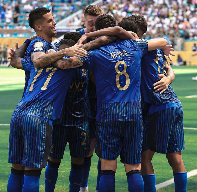 알힐랄 선수들이 레알 마드리드와 클럽 월드컵 첫 경기에서 무승부를 기록한 후 얼싸안고 기뻐하고 있다. SNS 캡처