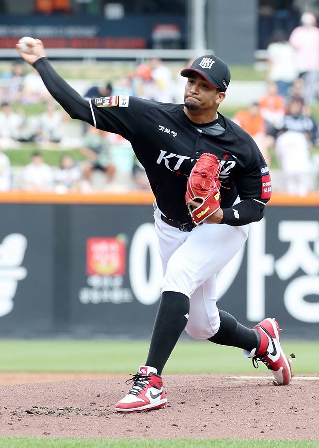 ▲ KBO리그에서만 7년째를 보내는 쿠에바스는 대량 실점 경기가 많아지며 KT 벤치를 고민스럽게 하고 있다 ⓒ연합뉴스