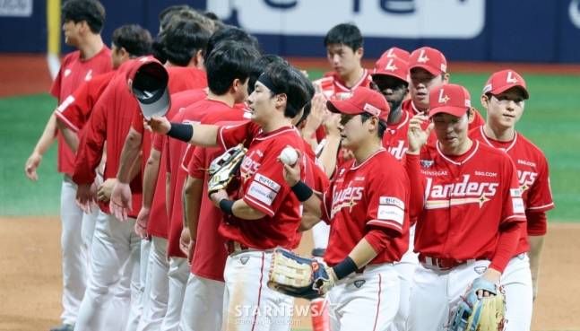 19일 경기를 이긴 뒤 하이파이브를 하는 SSG 선수단. /사진=강영조 선임기자