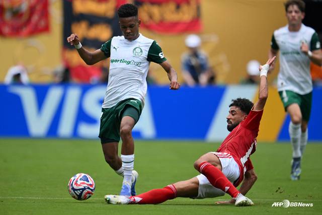 경기에 집중하는 에스테방 윌리안(왼쪽). /AFPBBNews=뉴스1