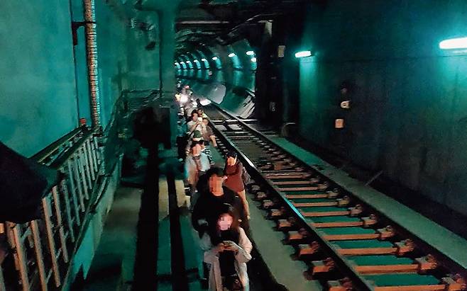 지하철 5호선 방화 사건으로 인해 지하철 CCTV를 왜 실시간 모니터링할 수 없는지 의문이 커지고 있다.[사진｜뉴시스]