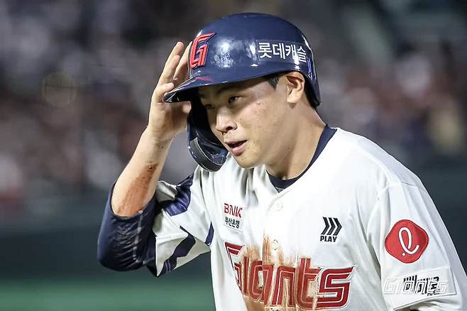 롯데 자이언츠 내야수 박찬형이 19일 부산 사직야구장에서 열린 2025 신한 SOL Bank KBO리그 한화 이글스와의 팀 간 10차전에서 프로 무대 데뷔 첫 안타를 기록했다. 사진 롯데 자이언츠