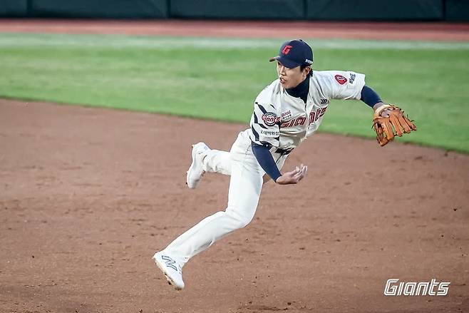 롯데 자이언츠 내야수 전민재가 19일 부산 사직야구장에서 열린 2025 신한 SOL Bank KBO리그 한화 이글스와의 팀 간 10차전에서 4타수 3안타 1타점 1득점을 기록, 팀 승리에 힘을 보탰다. 사진 롯데 자이언츠