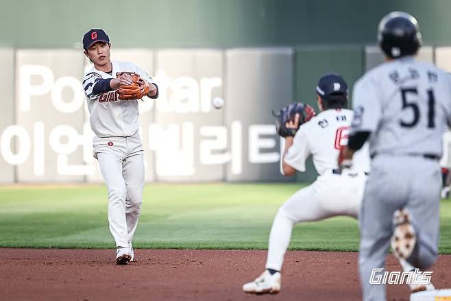 롯데 자이언츠 내야수 전민재가 19일 부산 사직야구장에서 열린 2025 신한 SOL Bank KBO리그 한화 이글스와의 팀 간 10차전에서 4타수 3안타 1타점 1득점을 기록, 팀 승리에 힘을 보탰다. 사진 롯데 자이언츠