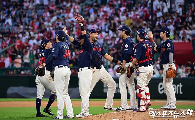 롯데 자이언츠 선수들이 올해 정규시즌 경기에서 승리한 뒤 세리머니하고 있다. 엑스포츠뉴스 DB
