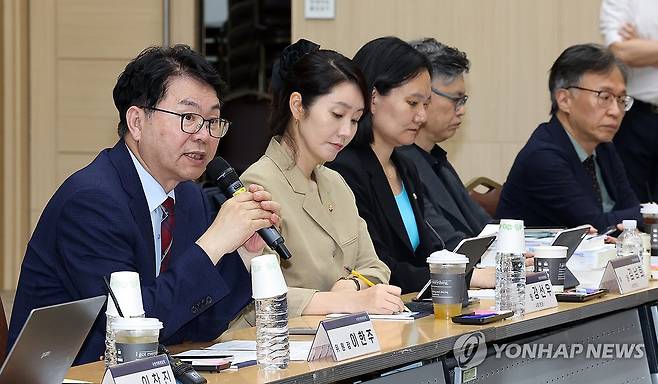 이한주 위원장 "고용노동부는" (세종=연합뉴스) 배재만 기자 = 국정기획위원회 이한주 위원장이 19일 정부세종컨벤션센터에서 열린 사회1분과의 고용노동부 업무보고에서 발언하고 있다. 2025.6.19 scoop@yna.co.kr