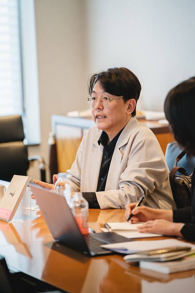 인터뷰하는 대만 작가 궈창성 대만의 소설가 궈창성이 19일 서울 강남구의 한 호텔 회의실에서 작년 출간된 '피아노 조율사'와 관련한 인터뷰를 하고 있다. [민음사 제공. 재판매 및 DB 금지]