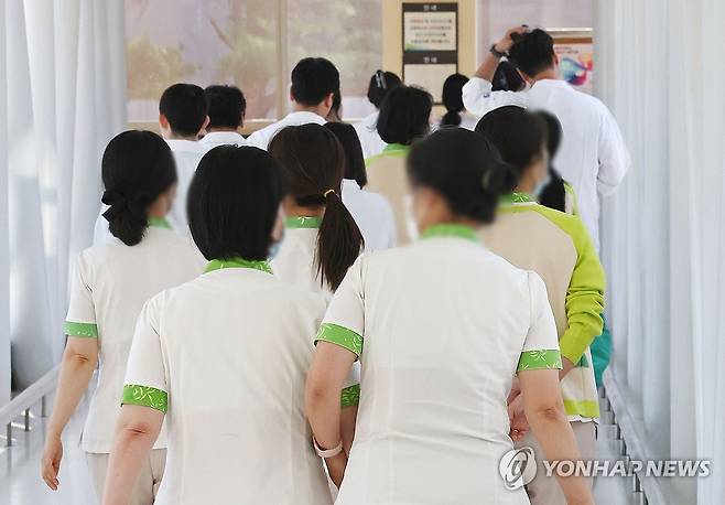 서울의 한 대형 병원에서 간호사들이 걸어가고 있다. [연합뉴스 자료사진]