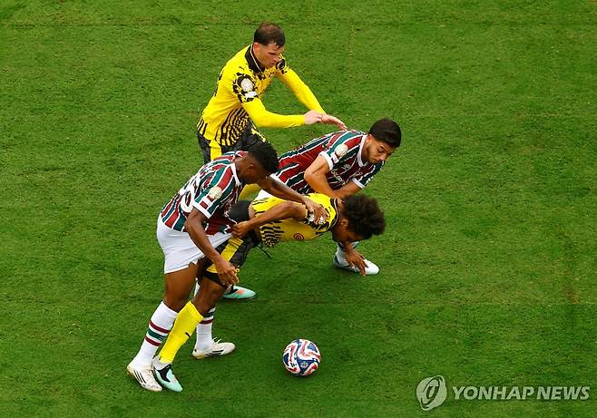 경합하는 플루미넨시와 도르트문트 선수들 [로이터=연합뉴스. 재판매 및 DB 금지]