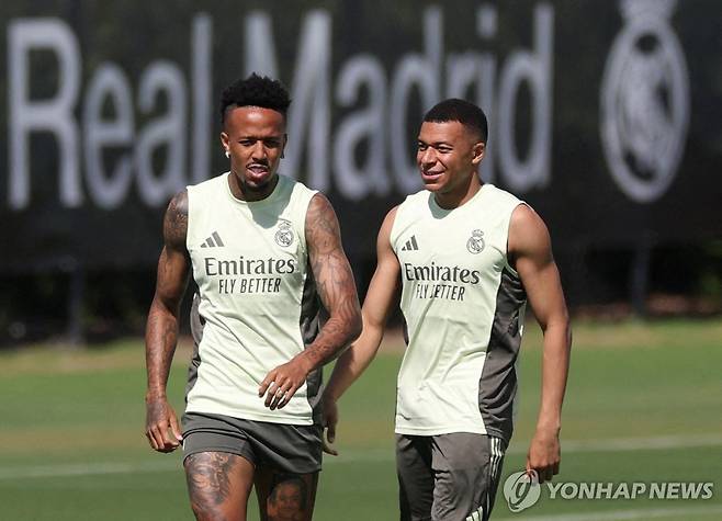 훈련하던 음바페(오른쪽) [로이터=연합뉴스]