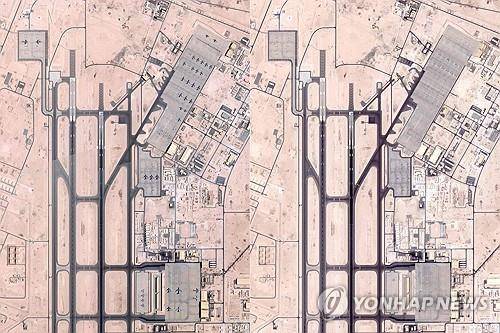 지난 5일(왼쪽)과 19일(오른쪽) 카타르 알우데이드 미군 공군기지의 위성사진. 왼쪽엔 활주로에 항공기가 다수 주기돼 있지만 오른쪽 활주로는 텅 비어 있다. [AFP PHOTO / PLANET LABS PBC. 연합뉴스 자료사진]