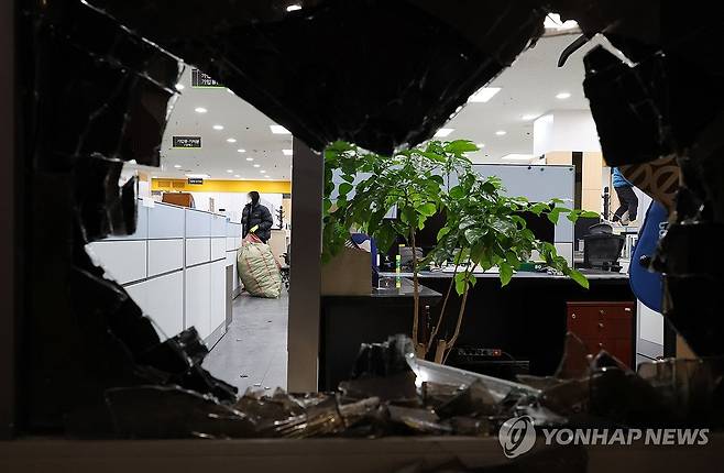 불법 폭력사태로 파손된 서부지법 [연합뉴스 자료사진]