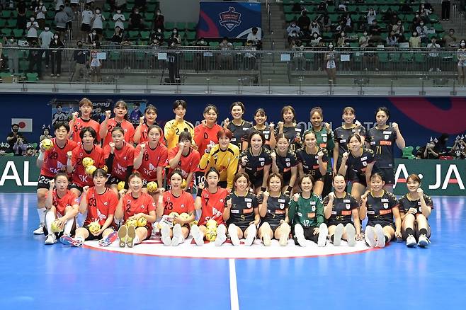 한국과 일본의 2022년 정기전 단체 사진 [대한핸드볼협회 제공. 재판매 및 DB 금지]