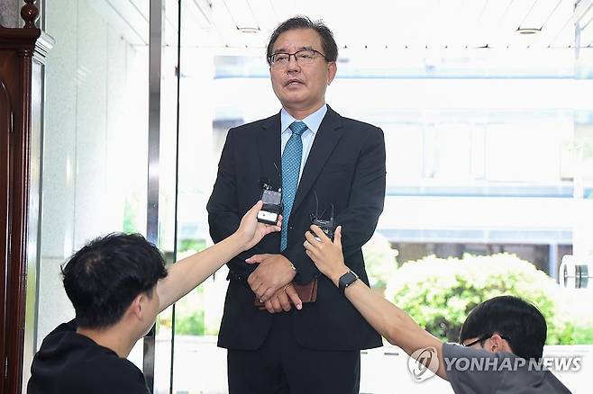 취재진 질문에 답하는 이명현 순직해병 특검 (서울=연합뉴스) 서대연 기자 = 순직 해병 수사 방해 의혹 사건을 수사하는 이명현 특별검사가 20일 서울 서초구 사무실로 출근하며 취재진 질문에 답하고 있다. 2025.6.20 dwise@yna.co.kr