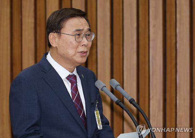 인사말 하는 이종석 국정원장 후보자 (서울=연합뉴스) 류영석 기자 = 이종석 국가정보원장 후보자가 지난 19일 서울 여의도 국회 정보위원회에서 열린 인사청문회에서 인사말하고 있다. 2025.6.19 ondol@yna.co.kr