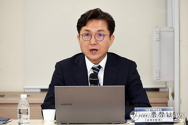 국정기획위 방통위 업무보고 (과천=연합뉴스) 류영석 기자 = 홍창남 국정기획위원회 사회2분과위원장이 20일 경기 정부과천청사 방송통신위원회에서 열린 국정기획위원회 업무보고에서 발언하고 있다. 2025.6.20 [공동취재] ondol@yna.co.kr