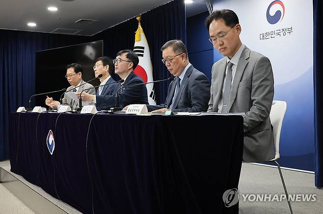 2024년도 공공기관 경영평가 결과는? (서울=연합뉴스) 이정훈 기자 = 임기근 기획재정부 2차관이 20일 서울 종로구 정부서울청사에서 2024년도 공공기관 경영평가 결과에 대해 브리핑하고 있다. 2025.6.20 uwg806@yna.co.kr