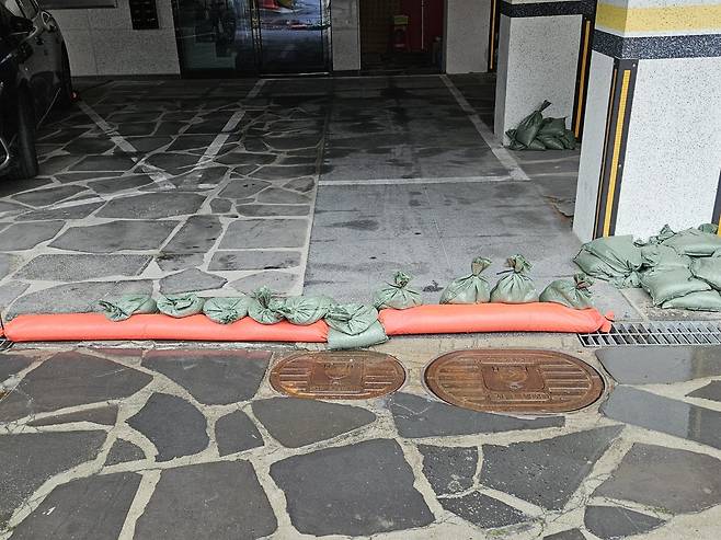 모래주머니 마련해둔 상도동 빌라 [촬영 정윤주]