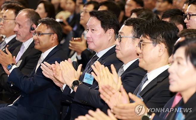 박수치는 최태원 SK그룹 회장 (울산=연합뉴스) 홍해인 기자 = 최태원 SK그룹 회장 겸 대한상공회의소 회장이 20일 울산전시컨벤션센터에서 열린 울산 인공지능(AI) 데이터센터 출범식에서 박수치고 있다. 2025.6.20 [대통령실통신사진기자단] hihong@yna.co.kr