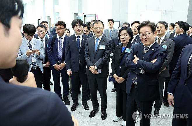 이재명 대통령, AI 제품·서비스 시연 참관 (울산=연합뉴스) 홍해인 기자 = 이재명 대통령이 20일 울산전시컨벤션센터에서 열린 인공지능(AI) 글로벌 협력 기업 간담회 뒤 AI 제품·서비스 시연을 참관하고 있다. 2025.6.20 [대통령실통신사진기자단] hihong@yna.co.kr